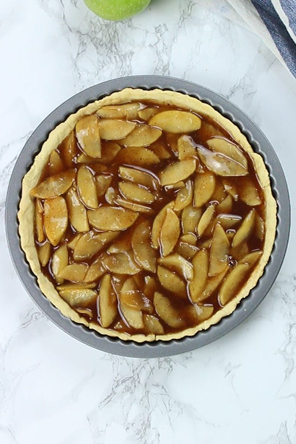 Apples in pie tin- Vegan apple crumble pie