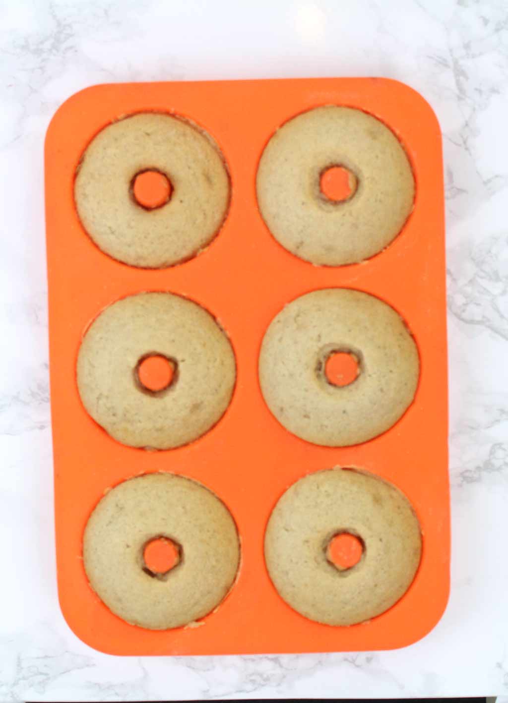 6 baked donuts in a donut mould