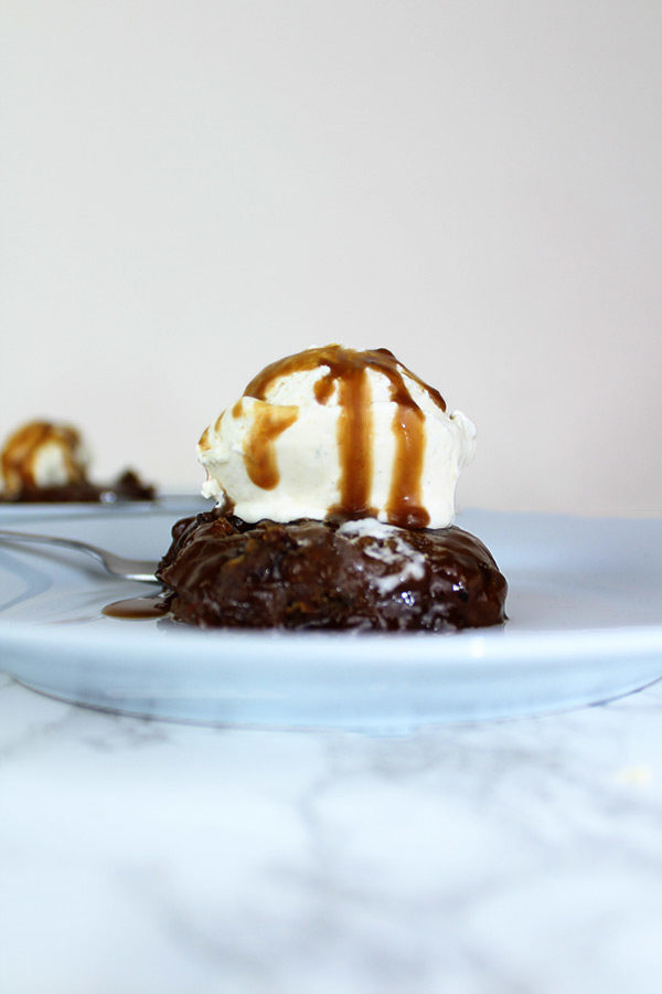 Easy sticky toffee vegan pudding!