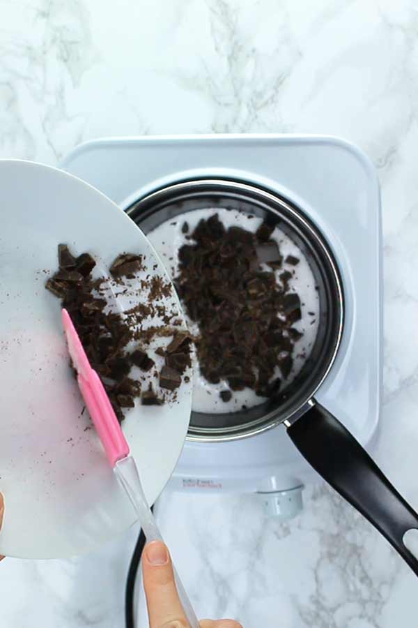 Verser le chocolat haché dans la casserole