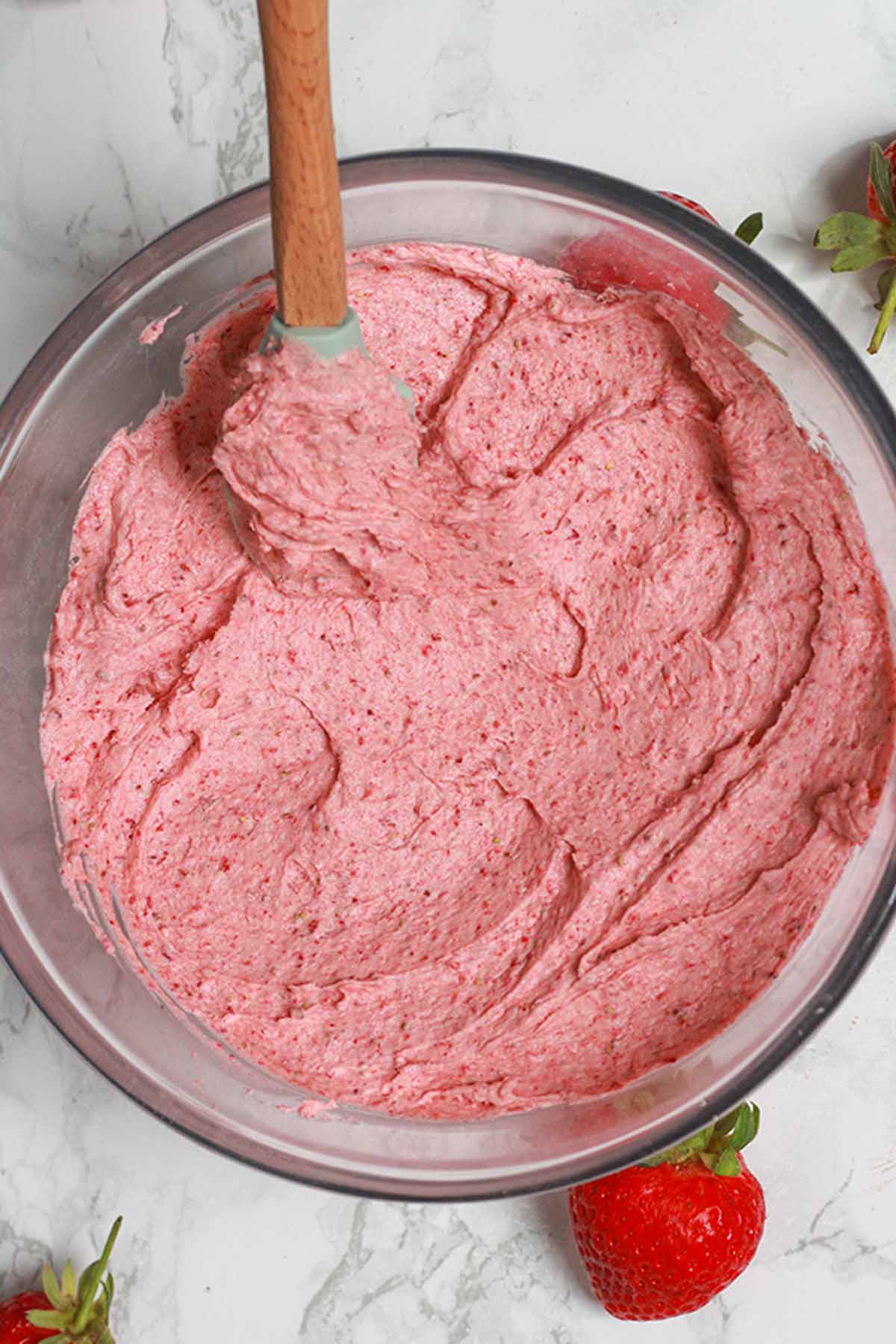 Vegan frosting with strawberry powder as a natural food colouring