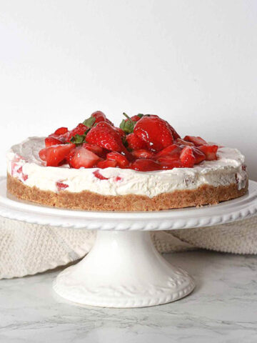 Vegan cheesecake with Digestive biscuit base